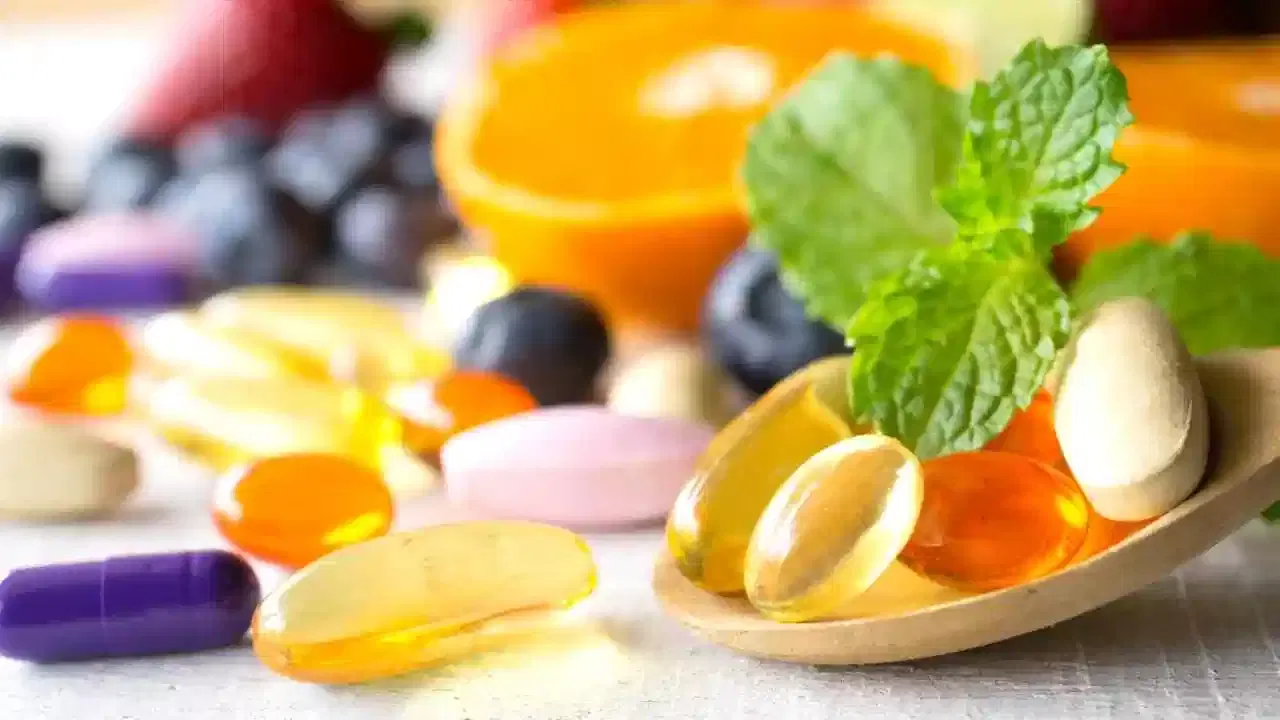 శరీరానికి మల్టీ విటమిన్లు అవసరం చాలా ఎక్కువ. ఆరోగ్యంగా, అందంగా ఉండాలంటే విటమిన్లు ముఖ్య పాత్ర పోషిస్తాయి. శరీరంలో కొన్ని భాగాలు పని చేసేలా చూస్తాయి. మంచి ఆరోగ్యాన్ని పొందడంలో మల్టీ విటమిన్లు ప్రధాన పాత్ర పోషిస్తాయని ఆరోగ్య నిపుణులు చెబుతారు. వీటిని తీసుకోవడం వల్ల అనారోగ్య సమస్యలను, పోషకాహార లోపాలకు చెక్ పెట్టొచ్చు. మరి ఈ మల్టీ విటమిన్స్ వల్ల ఎలాంటి బెనిఫిట్స్ ఉన్నాయో ఇప్పుడు చూద్దాం.