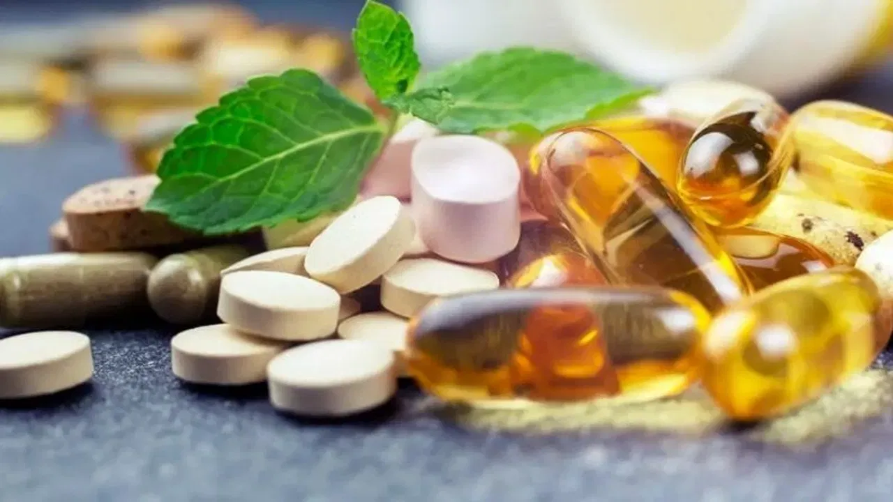 మల్టీ విటమిన్లు తీసుకోవడం వల్ల మెదడు పని తీరు కూడా మెరుగు పడుతుంది. మతి మరుపు, అల్జీ మర్స్ వంటివి రాకుండా నియంత్రించు కోవచ్చు. విటమిన్ బీ12 జింగో బిలోబా, ఓమేగా 3 ఫ్యాటీ యాసిడ్స్ బ్రెయిన్ సరిగ్గా పని చేసేలా చేస్తాయి.