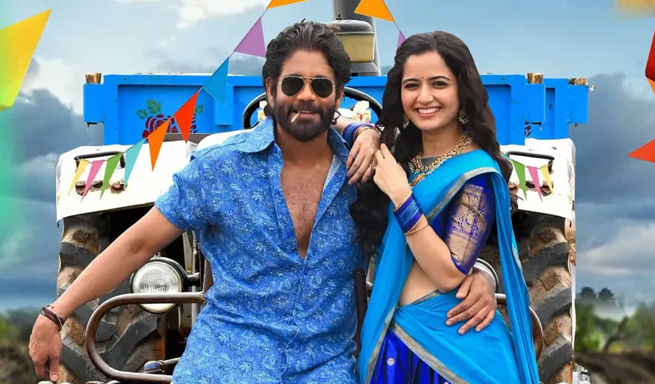 ప్రయోగాలకు ఎప్పుడూ ముందుండే కింగ్ నాగార్జున, మరోసారి కొత్త దర్శకుడి ఛాన్స్ ఇచ్చారు. మాస్ యాక్షన్ డ్రామాగా తెరకెక్కుతున్న నా సామి రంగ సినిమాతో విజయ్ బిన్నీ అనే కొరియోగ్రాఫర్ను దర్శకుడిగా పరిచయం చేస్తున్నారు. ఇలా సీనియర్లంతా కుర్ర దర్శకులకు ఛాన్స్ ఇస్తుండటంతో వెండితెర మీద కొత్త వైబ్ కనిపిస్తోందంటున్నారు ఇండస్ట్రీ జనాలు.