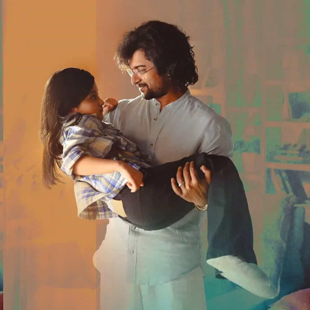Hi Nanna: హాయ్ నాన్న సినిమా కోసం నాని ఎడతెరిపి లేకుండా ప్రమోషన్స్ చేస్తూనే ఉన్నారు. ఈ వీకెండ్ అమెరికా కూడా వెళ్లబోతున్నారీయన. ఇక తెలుగు రాష్ట్రాల్లో ఈ సినిమాకు ఒకరోజు ముందుగానే ప్రీమియర్లు ప్లాన్ చేస్తున్నారు దర్శక నిర్మాతలు. ఈ మధ్య చాలా సినిమాలకు ముందు రోజే ప్రీమియర్స్ వేయడం అలవాటుగా మారింది. ఇప్పుడు హాయ్ నాన్నకు కూడా ఏపి, తెలంగాణలోని ప్రధాన కేంద్రాల్లో ప్రీమియర్స్ ప్లాన్ చేస్తున్నారు.