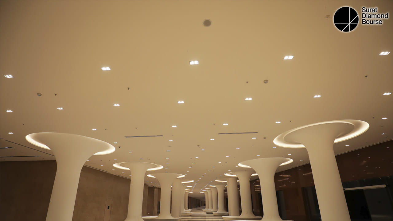 ఈ బిల్డింగ్‌ను రూ. 3500 కోట్లతో నిర్మించారు. మొత్తం 35.54 ఎకరాల్లో సూరత్‌ డైమండ్‌ బోర్స్‌ భవనాన్ని నిర్మించారు. 67 లక్షల చదరపు అడుగుల విస్తీర్ణంలో ఈ బిల్డింగ్‌ విస్తరించి ఉంది. 