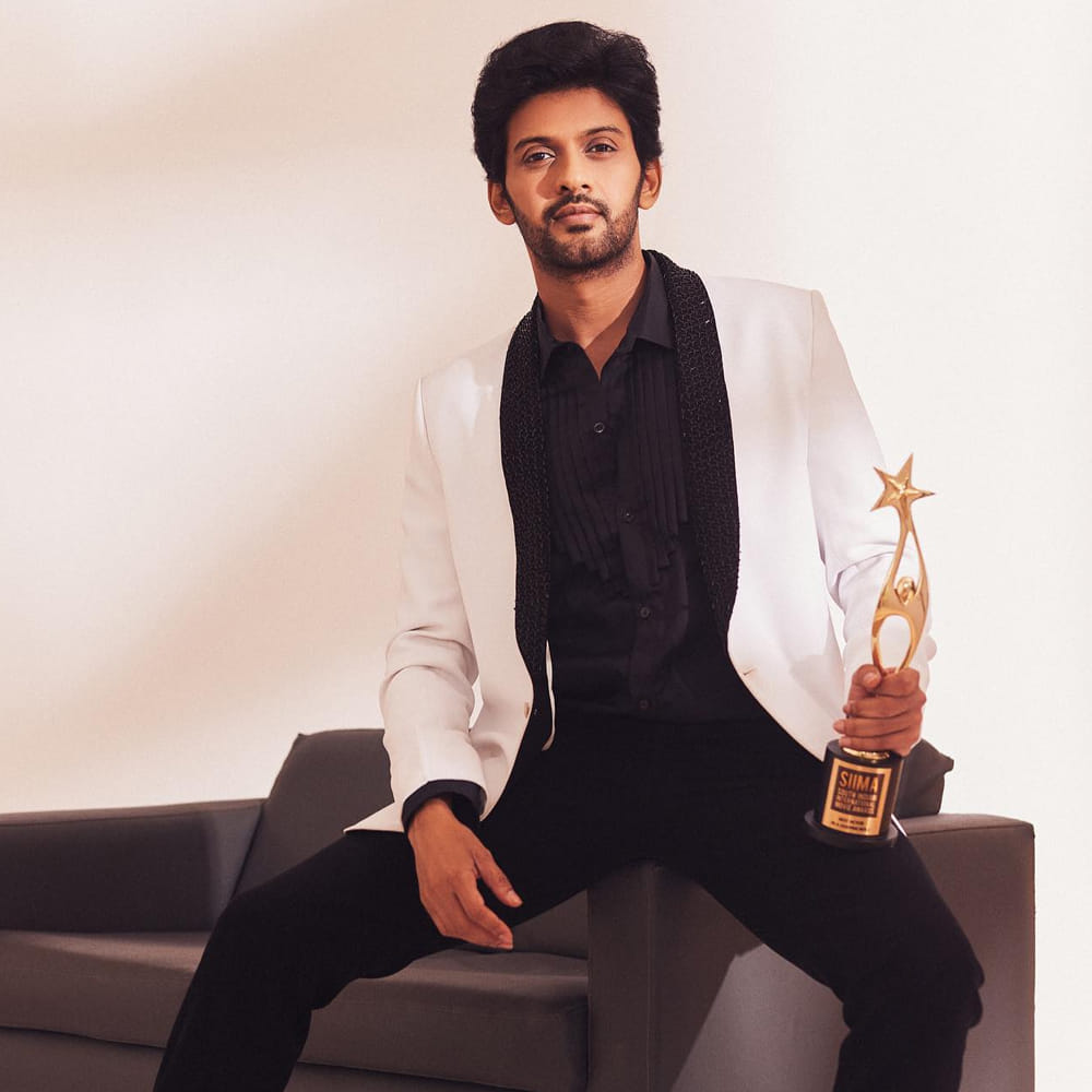 అద్భుతం జరిగేటప్పుడు గుర్తించరు.. జరిగాక గుర్తించాల్సిన అవసరం ఉండదని ఓ అద్భుతమైన మాట రాసారు త్రివిక్రమ్. ఇండస్ట్రీలో ఓ హీరోను చూస్తుంటే ఇదే అనిపిస్తుందిప్పుడు. ఆయన ఇండస్ట్రీకి వచ్చినపుడు ఎవరూ పట్టించుకోలేదు కానీ ఏ ఊహకు అందనట్లు హ్యాట్రిక్ కొట్టేసారు.