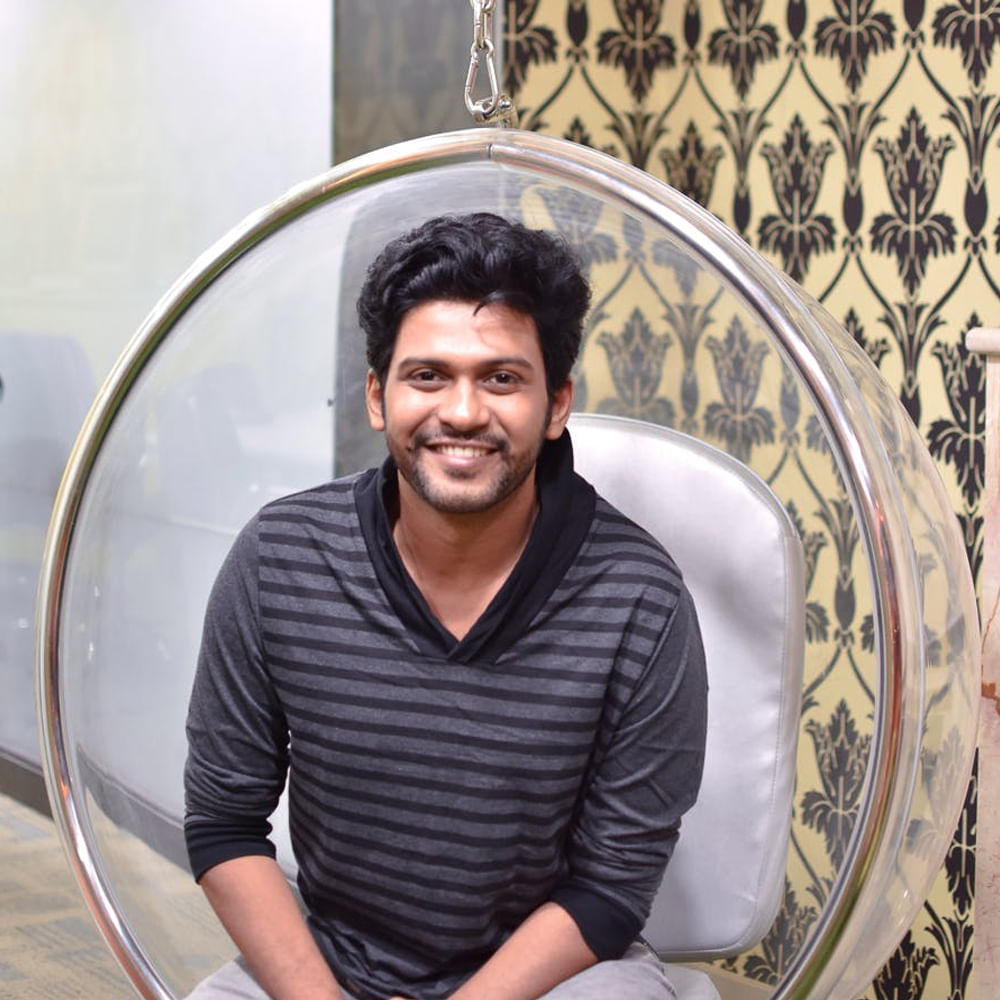 కానీ ఎప్పట్లాగే మళ్లీ సైలెంట్ అయిపోయారు. అసలింతకీ ఎవరా హీరో.. ఏం చేస్తున్నారాయన..? అప్పుడెప్పుడో 12 ఏళ్ళ కింద లైఫ్ ఈజ్ బ్యూటీఫుల్ సినిమాతో ఇండస్ట్రీకి వచ్చిన నటుడు నవీన్ పొలిశెట్టి.. కానీ అది ఆయన కెరీర్‌కు యూజ్ కాలేదు.