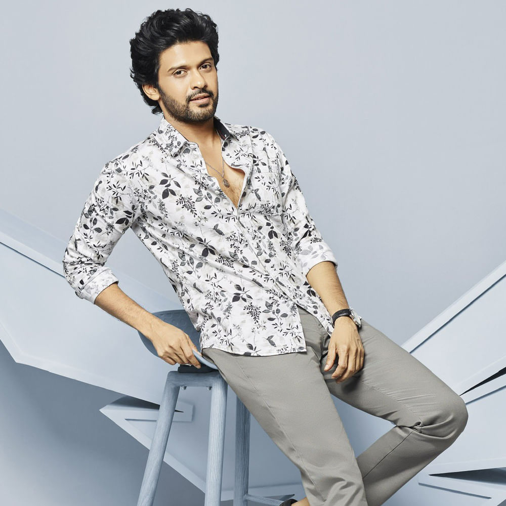 ఈ మధ్యే అనుష్కతో మిస్ శెట్టి మిస్టర్ పొలిశెట్టిలో నటించి మరోసారి మ్యాజిక్ చేసారీయన. ఇది కూడా మంచి విజయం సాధించింది. ఒక్కో సినిమాకు ఏళ్ళకేళ్లు గ్యాప్ తీసుకుంటున్నారు నవీన్. 