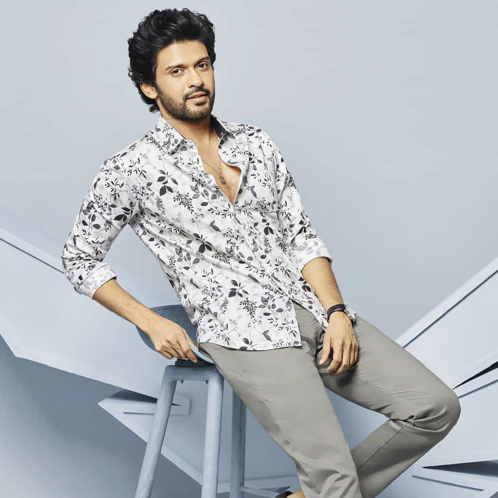 ఈ మధ్యే అనుష్కతో మిస్ శెట్టి మిస్టర్ పొలిశెట్టిలో నటించి మరోసారి మ్యాజిక్ చేసారీయన. ఇది కూడా మంచి విజయం సాధించింది. ఒక్కో సినిమాకు ఏళ్ళకేళ్లు గ్యాప్ తీసుకుంటున్నారు నవీన్.