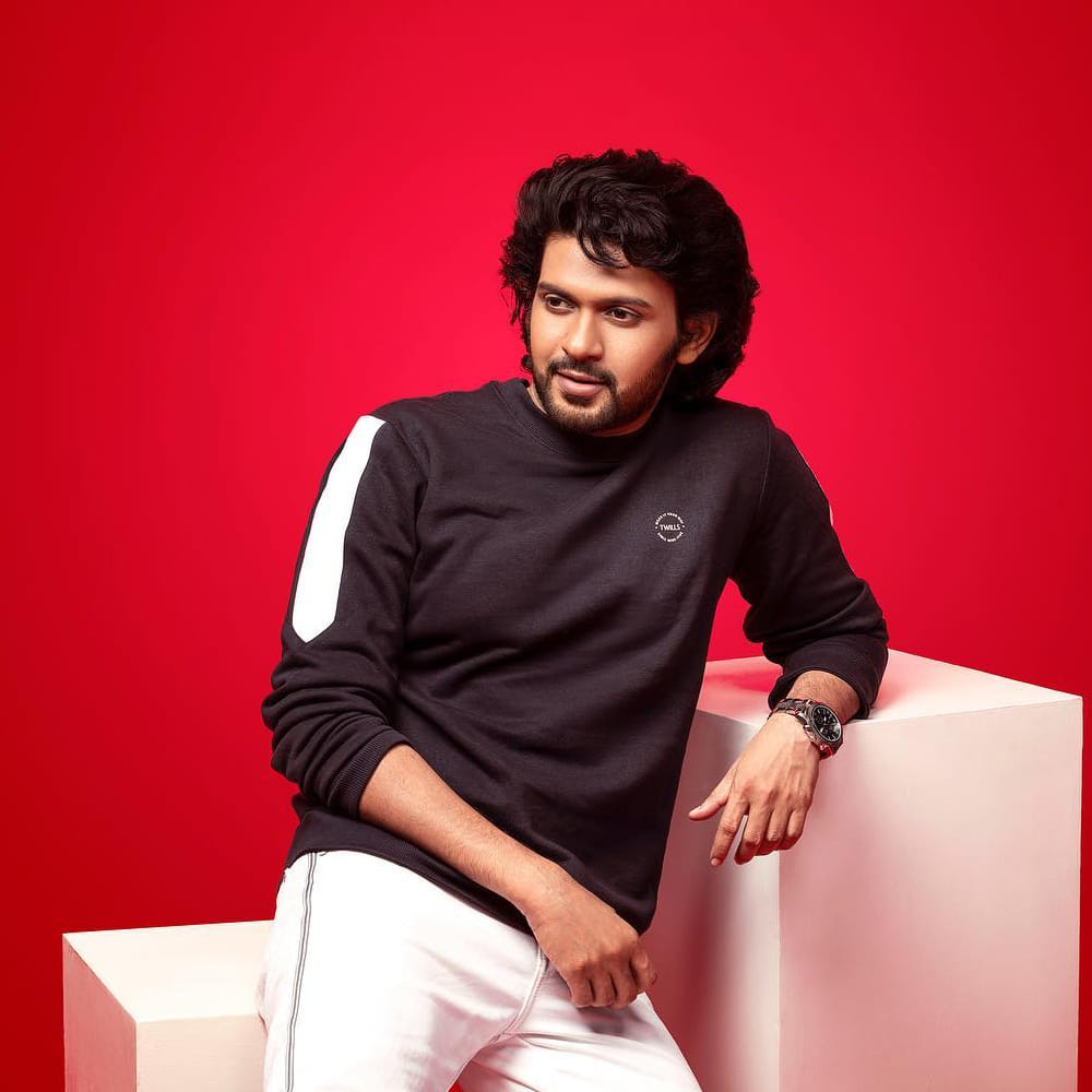 ఇప్పుడూ ఇదే చేయబోతున్నారు. అనగనగనా ఒకరాజు సినిమాకు ఎప్పుడో కమిటైనా.. ఈ సినిమా ప్రస్తుతానికి హోల్డ్‌లోకి వెళ్లిపోయింది. మ్యాడ్ ఫేమ్ కళ్యాణ్ శంకర్ ఈ సినిమాకు ముందు దర్శకుడు.. 