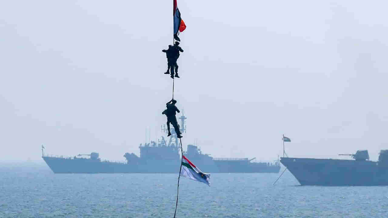 Navy Day: ఆకట్టుకున్న నావీ డే రిహార్సల్స్.. ఆకాశమే హద్దుగా సత్తా చాటిన నావీ దళం..  రేపు ముఖ్య అతిధిగా గవర్నర్