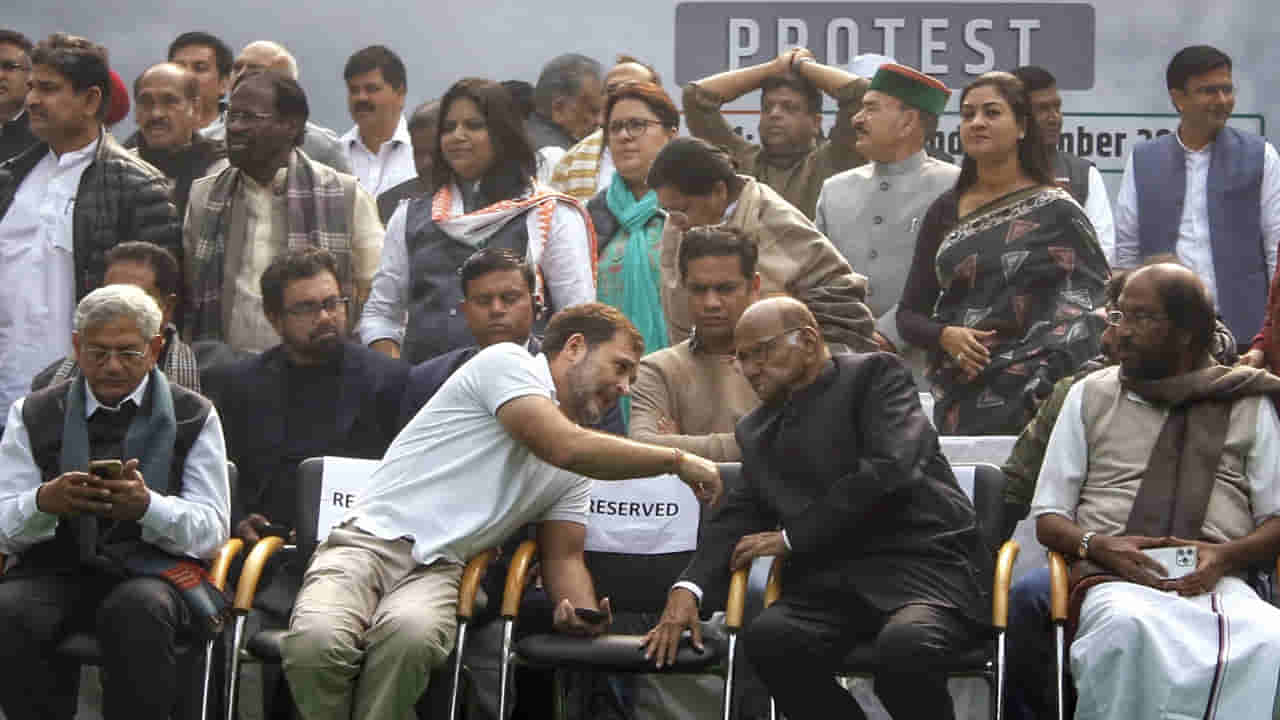 Congress: లోక్ సభలో 146 మంది ఎంపీలపై సస్పెన్షన్.. ఇండియా కూటమి ధర్నా ఎందుకో తెలుసా..