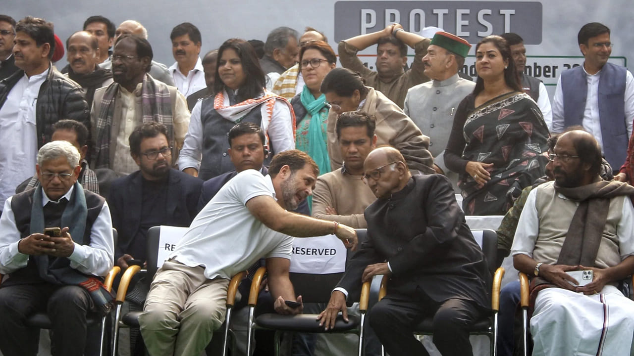 Congress: లోక్ సభలో 146 మంది ఎంపీలపై సస్పెన్షన్.. ఇండియా కూటమి ధర్నా ఎందుకో తెలుసా..