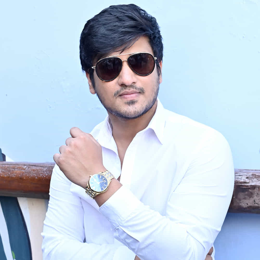 అసలే దేశం చాలా క్లిష్ట పరిస్థితుల్లో ఉందన్నట్లు.. అసలే మన కుర్ర హీరోలు బాగా క్లిష్ట పరిస్థితుల్లో ఉన్నారనాలేమో..? ముఖ్యంగా 30 కోట్ల మార్కెట్ ఉన్న హీరోలంతా రేసులో వెనకబడిపోయారు. హిట్టు కొడితే కానీ.. వాళ్ళ టైమ్ టర్న్ అయ్యేలా లేదు. మరి ఒక్క హిట్ ప్లీజ్ అంటున్న ఆ కుర్ర హీరోలెవరు..? వాళ్లు చేస్తున్న సినిమాలేంటి..?