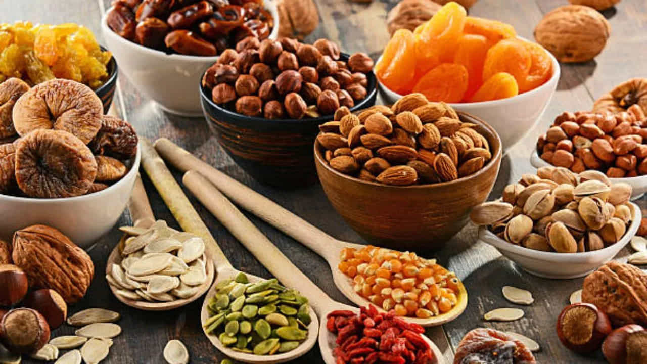 Nuts - బాదం, వాల్నట్స్, పల్లీలు, నువ్వులు, గుమ్మడిగింజలు వంటి నట్స్ను మీ డైట్లో కలిపి తీసుకోవచ్చు. ఇవి పూర్తిగా శరీరానికి అవసరమైన కొవ్వు ఆమ్లాలతో సమృద్ధిగా నిండి ఉంటాయి. కాబట్టి వీటిని సలాడ్స్గా లేదా సాయంత్రం స్నాక్గా కూడా తీసుకోవచ్చు. పైగా మీకు కాస్త క్రంచీ ఫీలింగ్ని ఇస్తాయి. కాబట్టి వీటిని రెగ్యూలర్గా మీ డైట్లో చేర్చుకోవచ్చు.