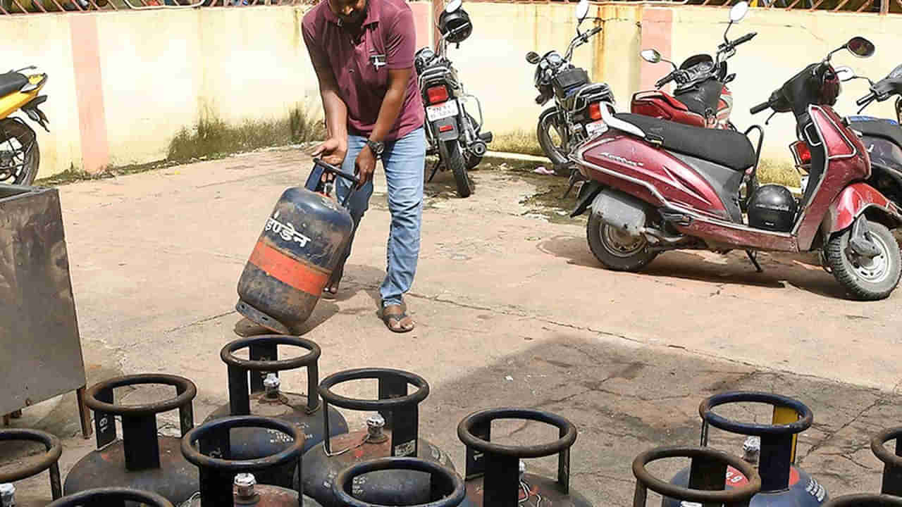 LPG Gas Price: ఎన్నికలు పూర్తైన వేళ గ్యాస్ ధరల్లో మార్పులు.. హైదరాబాద్లో సిలిండర్ ధర ఎంతంటే..