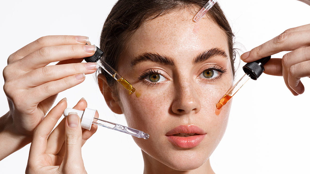 సౌందర్య సాధనాలలో నూనె పాత్ర కీలకమైనది. పురాతన కాలంలో నూనెను సౌందర్య ప్రయోజనాలు, అలాగే చికిత్స కోసం ఉపయోగించేవారు. మందపాటి నల్లటి జుట్టు నుంచి అందమైన చర్మం వరకు నూనెలను ఉపయోగించేవారు. నూనెల్లో ప్రయోజనకరమైన కొవ్వు ఆమ్లాల నుంచి యాంటీఆక్సిడెంట్లు, విటమిన్లు, ఖనిజాలు ఉంటాయి.