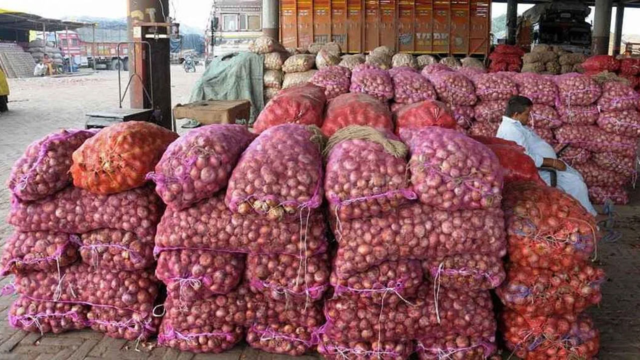 Onion Buffer Stock: ఉల్లి ధర తగ్గేందుకు కేంద్రం చర్యలు.. 7 లక్షల టన్నుల కొనుగోలు