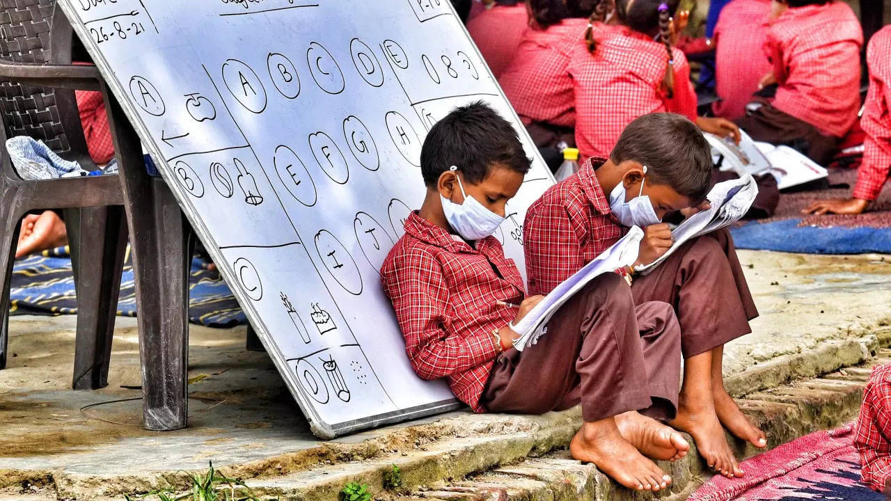 తమ పిల్లలు బాగా చదవాలని, వృద్దిలోకి రావాలని కోరుకోని తల్లిదండ్రులు ఉండరు. పిల్లల భవిష్యత్తు కోసం చిన్నప్పుడు నుంచే ప్రణాళికలు వేస్తూ ఉంటారు పేరెంట్స్. కానీ కొంత మంది పిల్లలు మాత్రం అస్సలు చదవరు. చదువుపై దృష్టి పెట్టలేరు. స్కూల్ కి వెళ్లాలన్నా.. చదవాలన్నా సాకులు చెబుతూ ఉంటారు. ఈ విషయం తల్లిదండ్రులు ముందే గమనిస్తే.. వారిని మంచి దారిలోకి తీసుకు రావచ్చు. అసలు చదువులో వీక్ గా ఉండే పిల్లల్ని ఎలా గుర్తించాలో ఇప్పుడు తెలుసుకుందాం.
