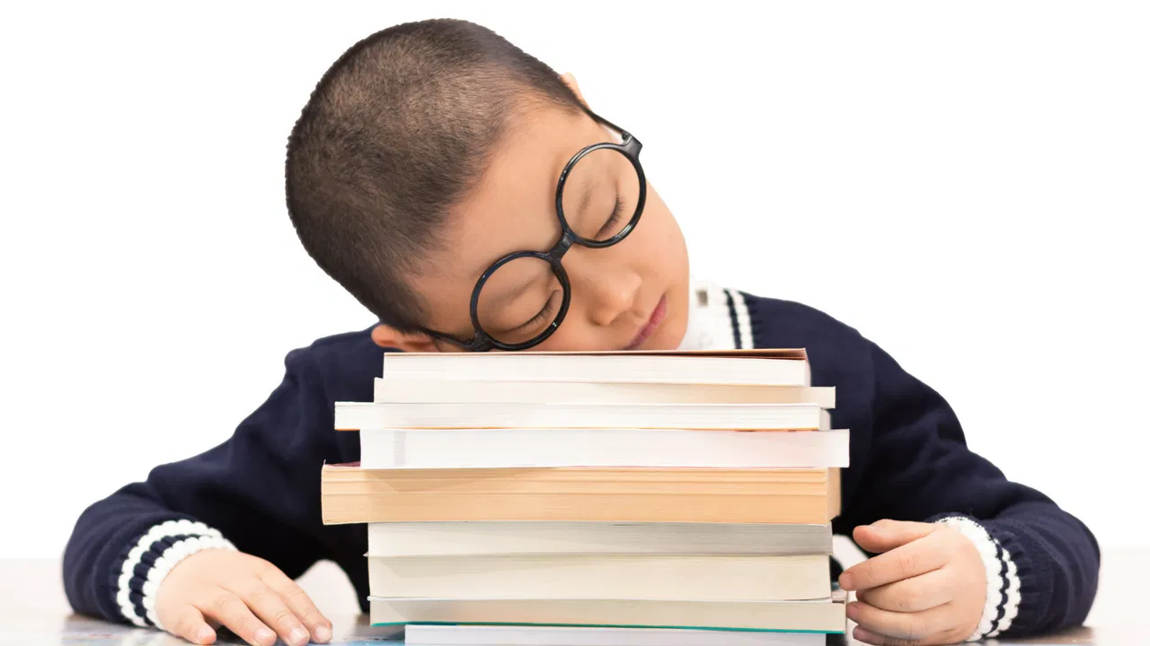 చదువు అంటే ఇష్టం లేని పిల్లలు క్లాస్ రూమ్ లో వెనుక కూర్చోవడానికి ఇష్ట పడతారు. అలాగని వెనుక కూర్చున్న వాళ్లు చదవరని కాదు.. చదువుపై ఆసక్తి లేని వారిలో ఇదొక పాయింట్ గా చెప్పవచ్చు. టీచర్ వీళ్లను చూడకుండా ఉండేందుకు ప్రయత్నాలు చేస్తూ ఉంటారు.
