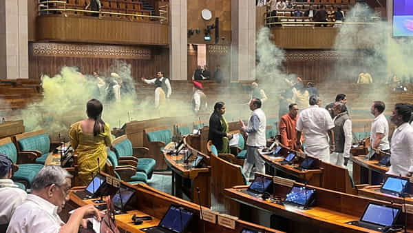 Parliament Security Breach: పక్కా ప్లాన్తోనే పార్లమెంట్లో కలర్స్మోక్ దాడి.. ఆ నలుగురు ఎవరు..?