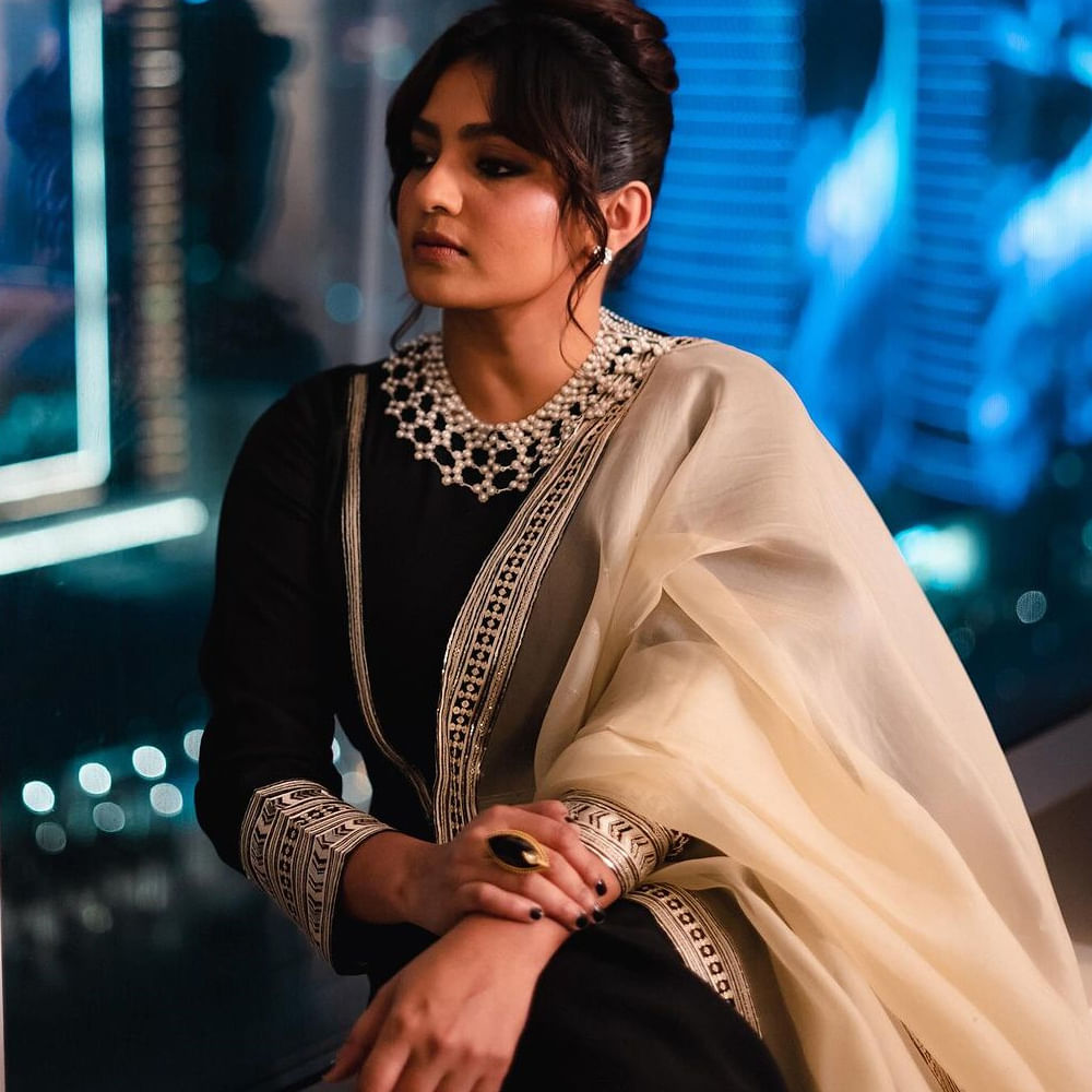 నిలకడగా.. నిబ్బరంగా సమస్యను ఎదుర్కొంటూ.. హుందాతనం కలిగిన బాడీ లాంగ్వేజ్ తో ఆమె పాత్రకు ప్రాణం పోసింది. ఈ సిరీస్ కు ఆమె నటన హైలెట్ అంటూ ప్రశంసలు వస్తున్నాయి. 