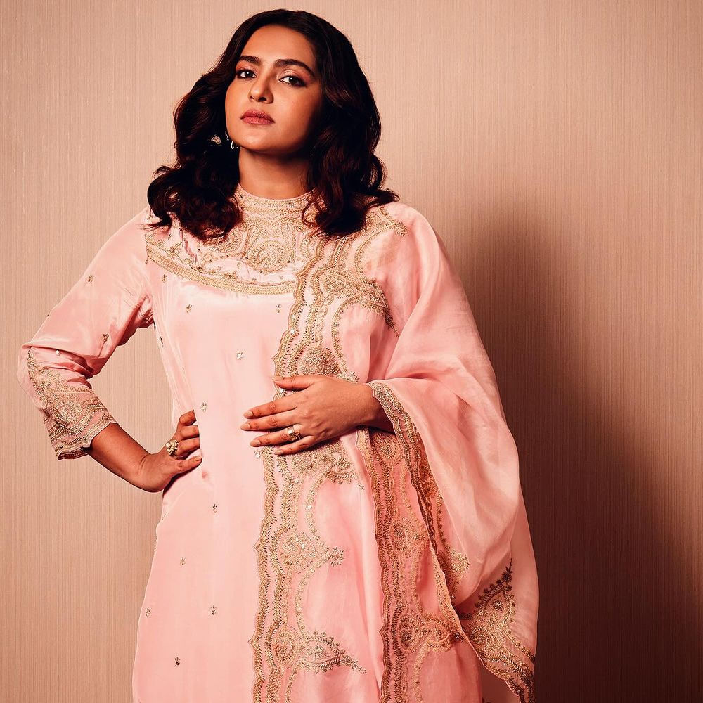 ఎదుటివ్యక్తిని కళ్లతో చూస్తూనే చదివేసే పాత్రకు ఆమె జీవం పోసింది. విశాలమైన ఆమె కళ్లు ఈ పాత్రకు మరింత హెల్ప్ అయ్యాయి. ఎలాంటి పరిస్థితి ఎదురైనా తడబడకుండా సమస్యను పరిష్కరించే ఆఫీసర్ ఆమె. 