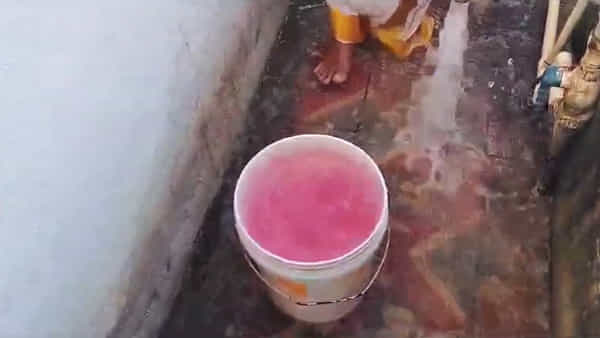 Mancherial : బోరు బావి నుంచి గులాబీ రంగు నీళ్లు..భయబ్రాంతులకు గురవుతున్న స్థానికులు.. దేవుని మాయ.. విష ప్రభావమా అంటూ ఆందోళన