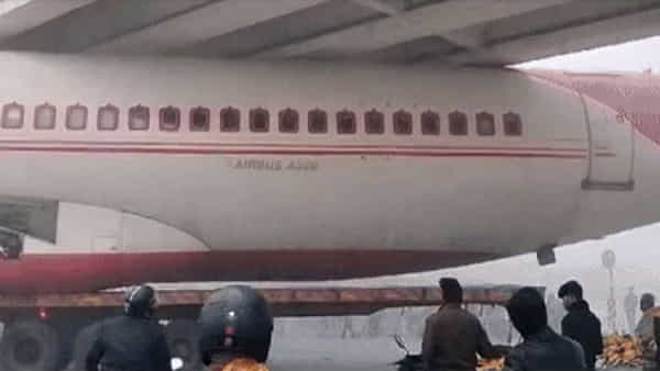 Plane Stuck Under Bridge: ఆకాశంలో ఎగిరే విమానం.. ఇలా వంతెన కింద ఇరుక్కుపోయిందే..! తప్పని ట్రాఫిక్ కష్టాలు..