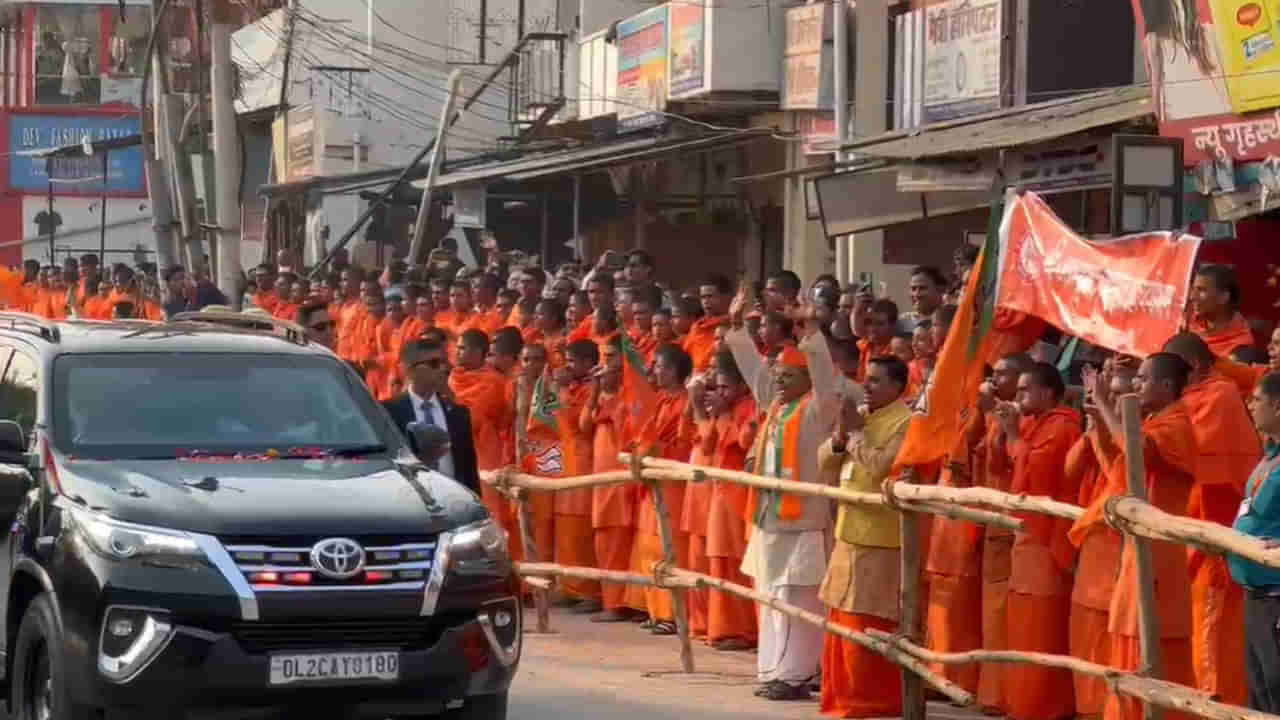 PM Modi: వారణాసిలో నరేంద్ర మోదీకి అపూర్వ స్వాగతం.. అంబులెన్స్ కోసం కాన్వాయ్ ఆపిన ప్రధాని.. వీడియో..
