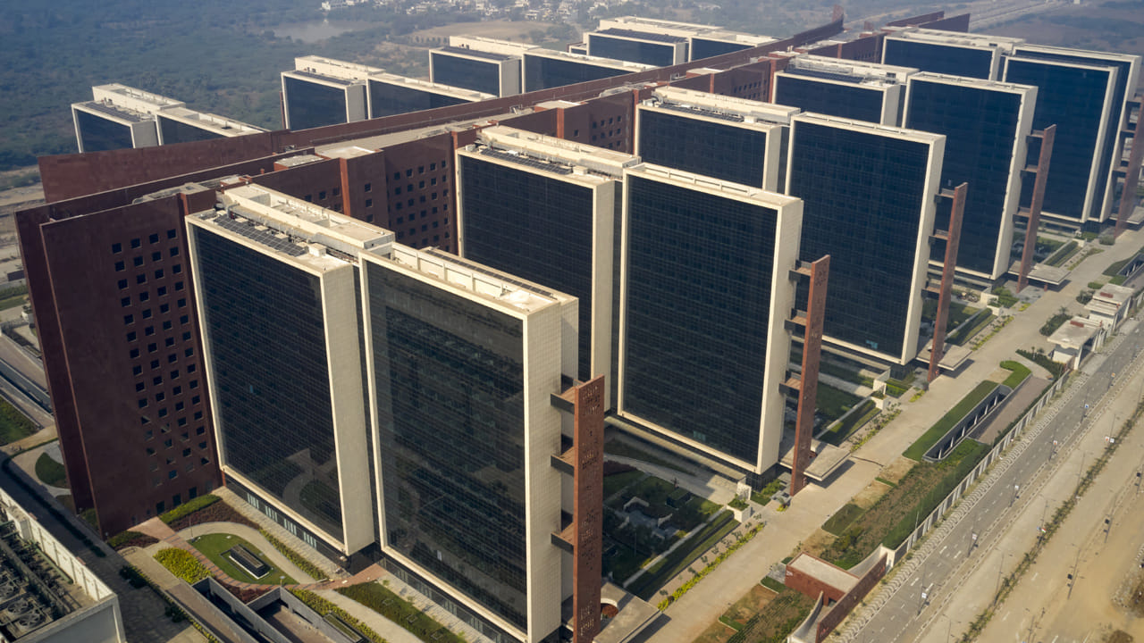 9 గ్రౌండ్ టవర్లు, 15 అంతస్తుల్లో దీని నిర్మాణం చేపట్టారు. 300 చదరపు అడుగుల నుండి 1 లక్ష చదరపు అడుగుల వరకు కార్యాలయ స్థలాలు ఉన్నాయి. డైమండ్ బోర్స్ ప్రపంచంలోనే అతిపెద్ద ఇంటర్‌ కనెక్టడ్ భవనంగా నిలిచింది. 