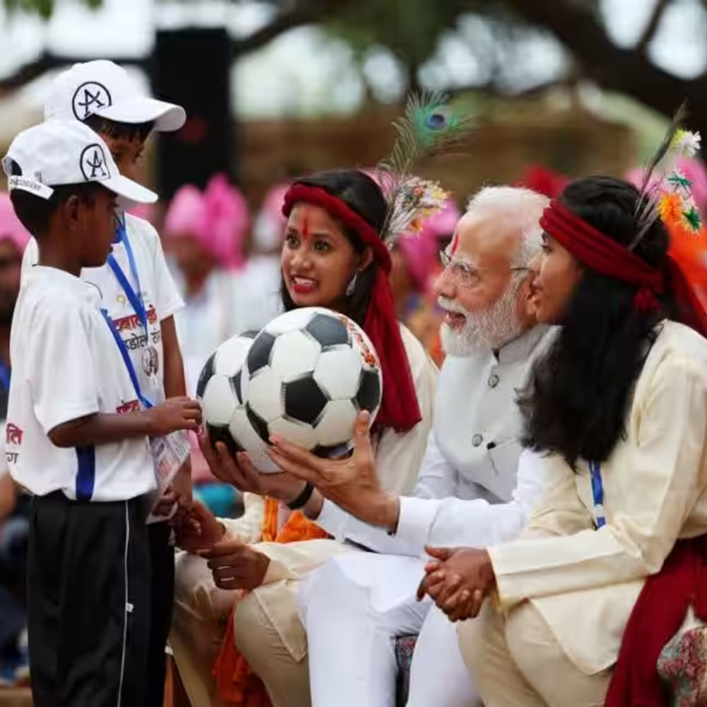 మధ్యప్రదేశ్‌లోని షాడోల్‌లోని పకారియా గ్రామంలో పిల్లలతో సరదాగా మాట్లాడుతూ