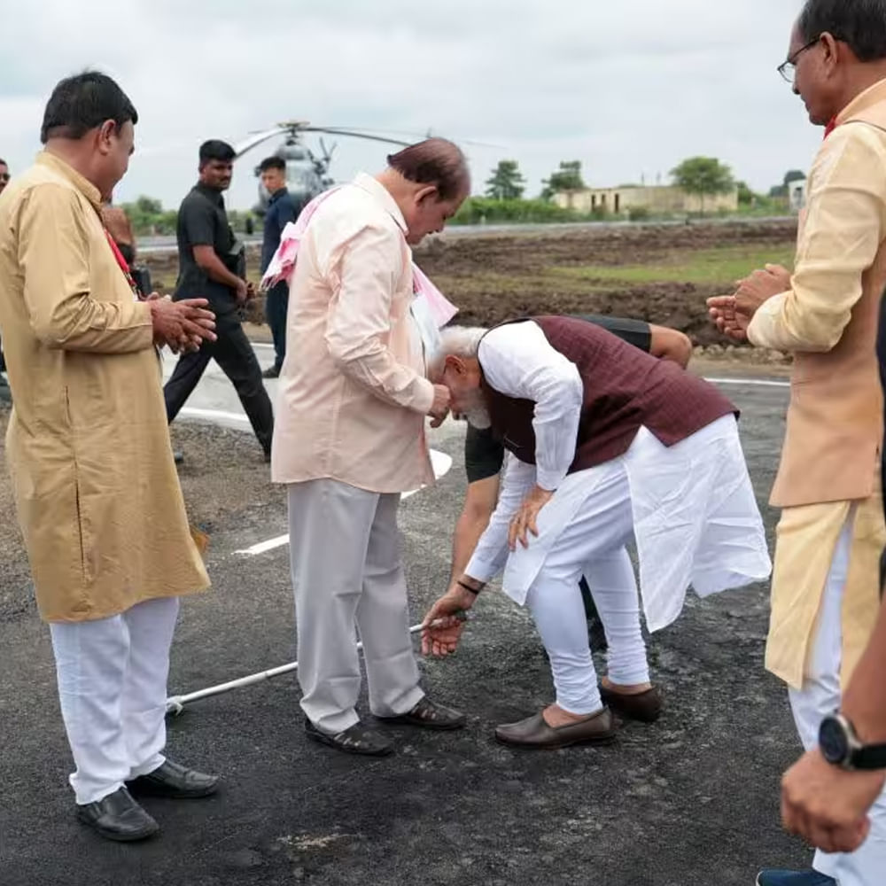 మధ్యప్రదేశ్‌లో బీజేపీ కార్యకర్త వాకింగ్ స్టిక్‌ అందించడంలో సహాయం చేస్తోన్ మోడీ