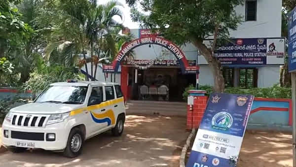 గంజాయి తరలిస్తూ చిక్కిన ఆరుగురు.. వారిని విచారించగా పోలీసుల మతి పోయింది..