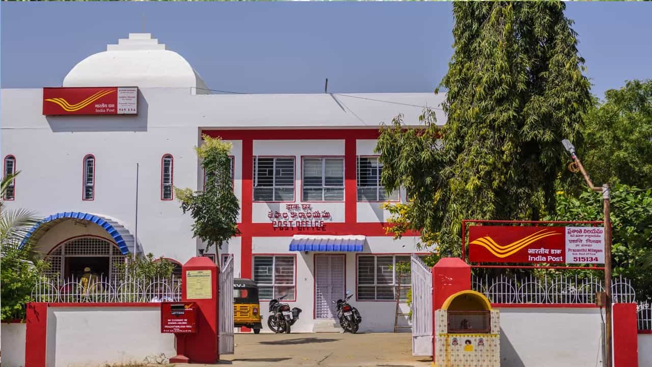 పోస్టాఫీసు బిల్లు ఏంటనే విషయంపై ప్రభుత్వం మాట్లాడుతూ.. 125 ఏళ్ల నాటి పోస్టాఫీసు చట్టాన్ని సవరించేందుకే ఈ బిల్లును తీసుకొచ్చినట్లు ప్రభుత్వం చెబుతోంది. పోస్ట్లు, పోస్టాఫీసులు, పోస్ట్మెన్లు దేశవ్యాప్తంగా విశ్వసనీయంగా ఉన్నాయి. పోస్ట్ ఆఫీస్ బిల్లు (2023) 10 ఆగస్టు 2023న రాజ్యసభలో ప్రవేశపెట్టబడింది. ఇది ఇండియన్ పోస్ట్ ఆఫీస్ చట్టం (1898) స్థానంలో ఉంటుంది. వివిధ పౌర-కేంద్రీకృత సేవలను దాని నెట్వర్క్ ద్వారా పంపిణీ చేయడం బిల్లులో చేర్చబడింది.