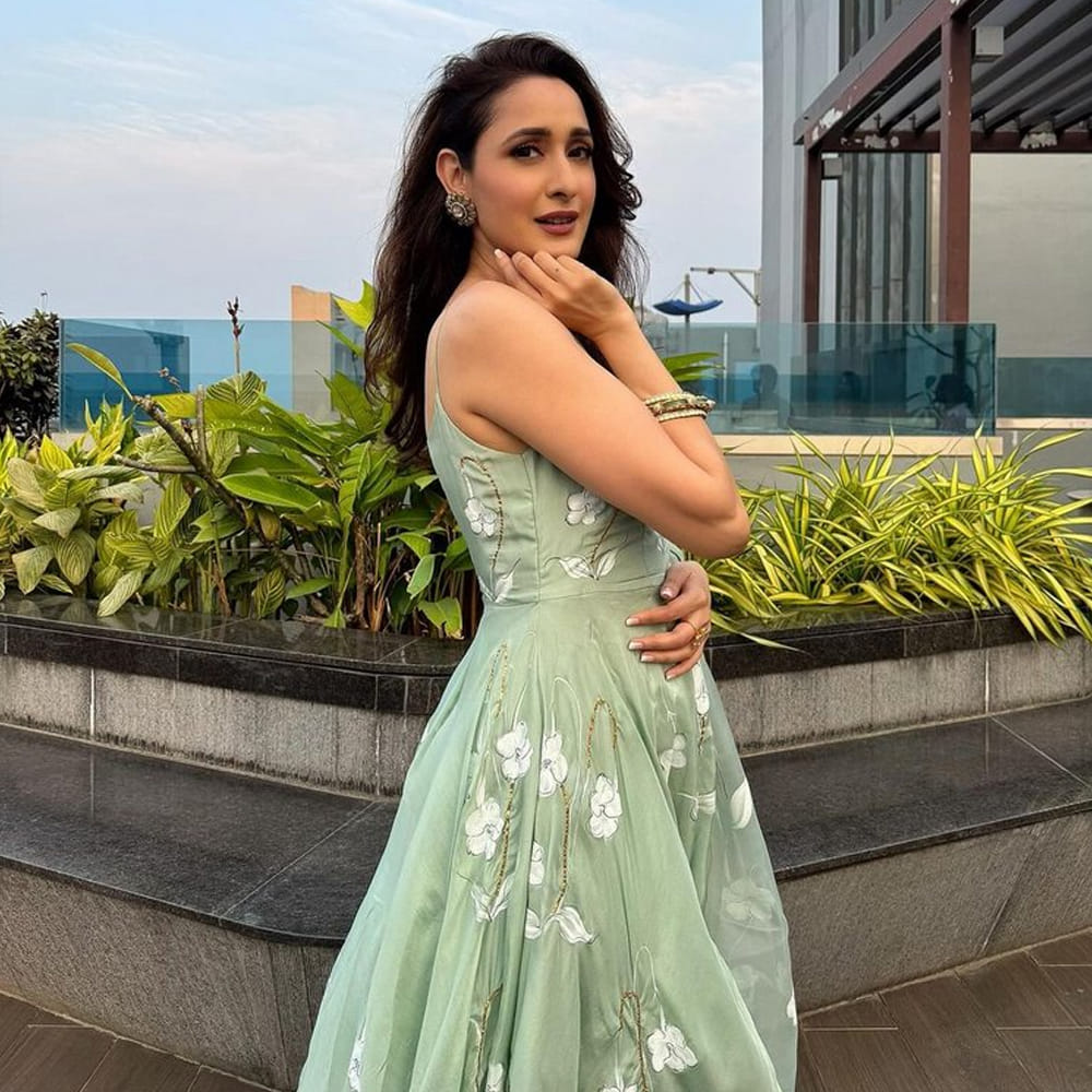 నటనతోనే కాదు అందంతోనూ ఆకట్టుకుంటుంది ప్రగ్యా జైస్వాల్. హీరోయిన్ గానే కాదు స్పెషల్ రోల్స్ లోనూ కనిపించి ప్రేక్షకులను మెప్పిస్తుంది. 