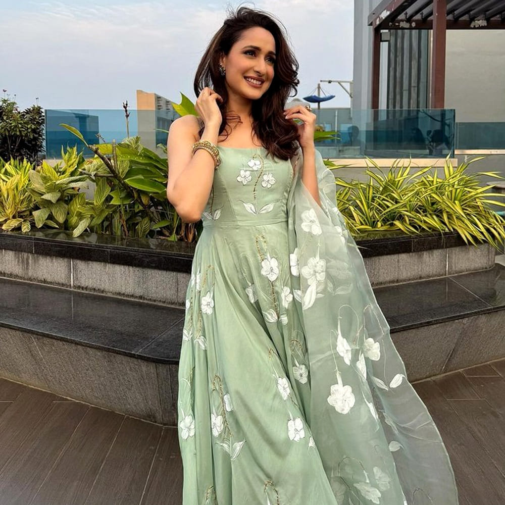 కంచె సినిమా తర్వాత ఈ అమ్మడి రేంజ్ మారిపోయింది. బ్యాక్ టు బ్యాక్ సినిమాలతో బిజీగా మారిపోయింది. అలాగే క్రేజీ ఆఫర్స్ అందుకుంది ఈ హాట్ బ్యూటీ.