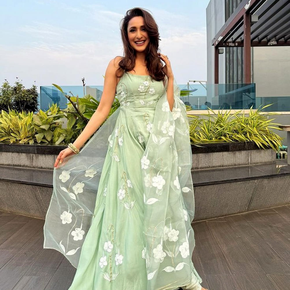 అంతకు ముందు బిగ్ బాస్ ఫెమ్ అభిజిత్ హీరోగా నటించిన మిర్చిలాంటి కుర్రాడు అనే సినిమాతో టాలీవుడ్ లోకి అడుగు పెట్టింది ప్రగ్యా జైస్వాల్. 