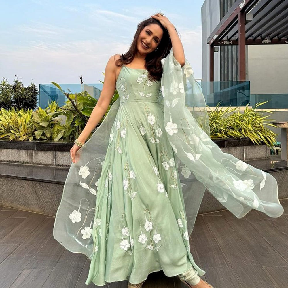 సోషల్ మీడియాలో ఈ చిన్నది షేర్ చేసే ఫోటోలకు మంచి క్రేజ్ ఉంది. అందాల ఆరబోతకు ఏమాత్రం మొహమాట పడకుండా ఫోటోలకు ఫోజులిస్తుంది ప్రగ్యా జైస్వాల్. 