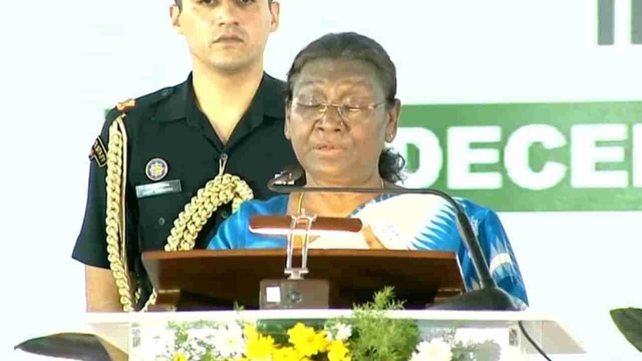 Pochampally handloom: పోచంపల్లిని సందర్శించిన ద్రౌపది ముర్ము.. వీరి సమస్యల పరిష్కారానికి కృషి చేస్తానని హామీ..