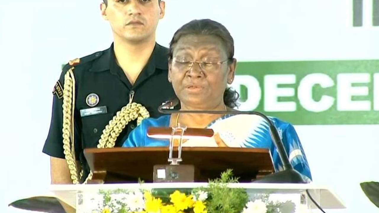 Pochampally handloom: పోచంపల్లిని సందర్శించిన ద్రౌపది ముర్ము.. వీరి సమస్యల పరిష్కారానికి కృషి చేస్తానని హామీ..