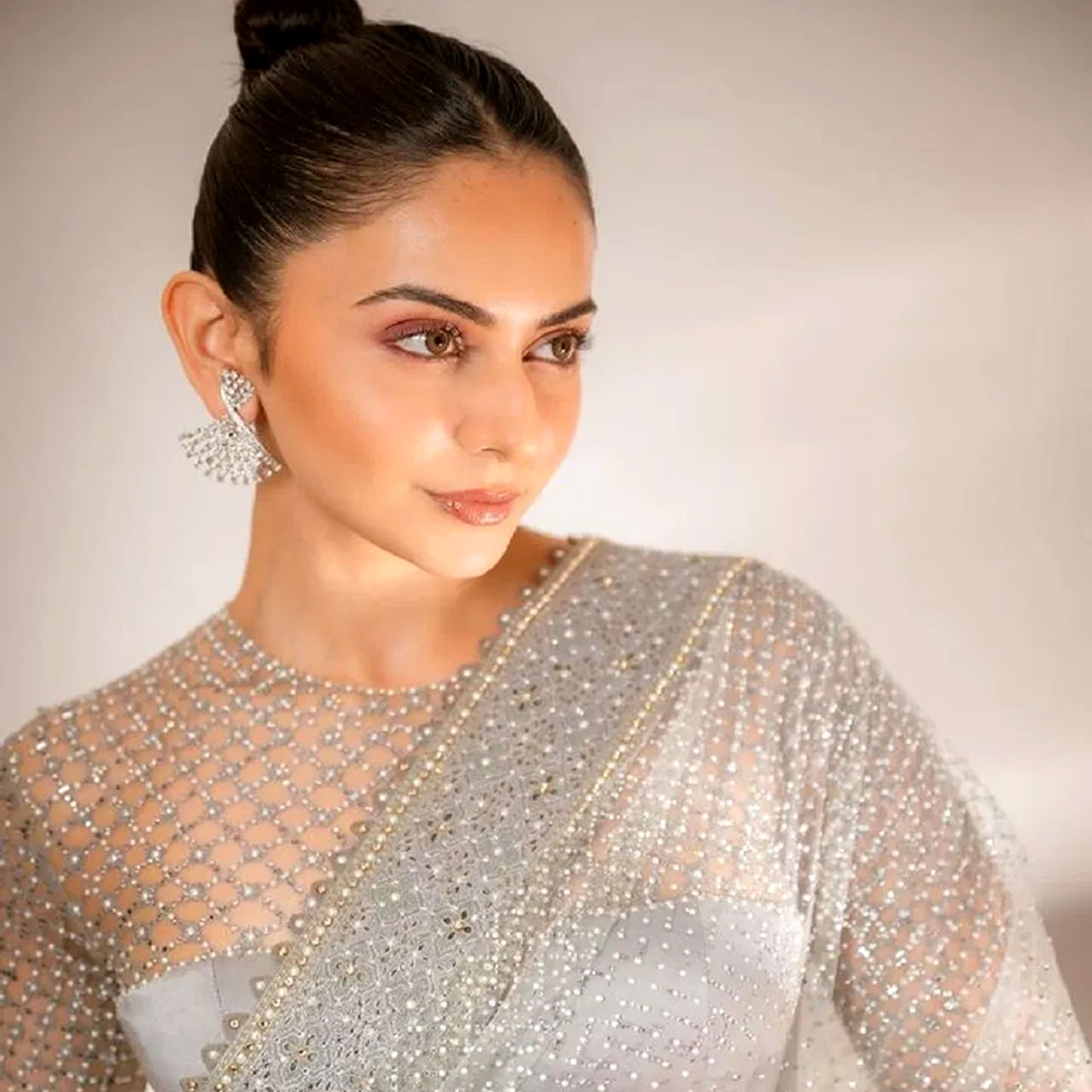 హాట్ బ్యూటీ రకుల్ ప్రీత్ సింగ్ తన అభిమానుల కోసం సోషల్ మీడియాలో చాలా యాక్టివ్‌గా ఉంటుంది. ఆమె తన ఫోటోలు, వీడియోలతో అభిమానుల హృదయాలను కొల్లగొడుతోంది.