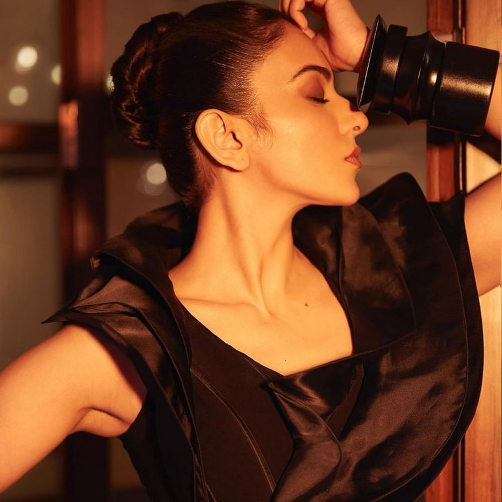  అందాల భామ రకుల్ ప్రీత్ సింగ్ ప్రస్తుతం సినిమాలు లేక ఖాళీగా ఉంది. ఒకప్పుడు వరుస సినిమాలతో బిజీగా గడిపిన ఈ చిన్నది ఇప్పుడు స్పీడ్ తగ్గించింది. 