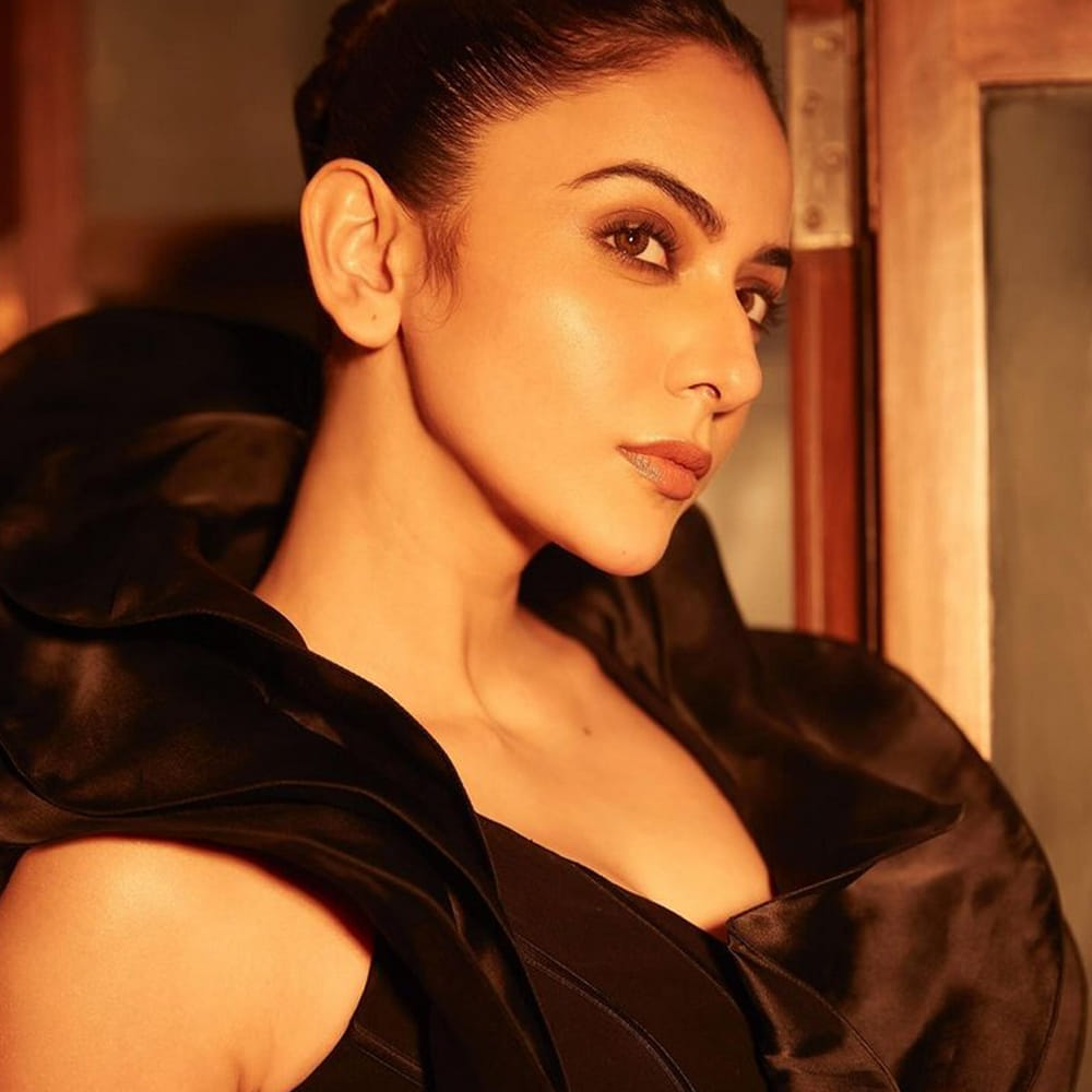 తాజాగా రకుల్ ప్రీత్ సింగ్ బ్లాక్ కలర్ డ్రస్ లో అదిరిపోయే ఫోటోలు షేర్ చేసింది. ఈ ఫోటోలు ఇప్పుడు సోషల్ మీడియాను షేక్ చేస్తున్నాయి. 