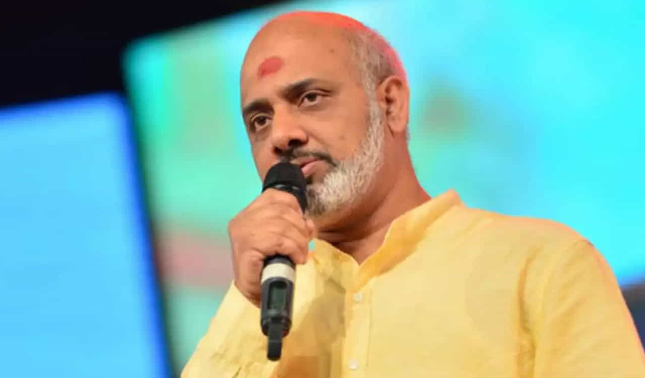 కొద్ది రోజుల క్రితం మాటల రచయిత రామ జోగయ్య శాస్త్రీ కూడా సోషల్ మీడియా నుంచి క్విట్ అయ్యారు. గుంటూరు కారం సెకండ్ సింగిల్ విషయంలో నెటిజెన్స్తో జరిగిన వాగ్వాదం తరువాత రామజోగయ్య ఈ నిర్ణయం తీసుకున్నారు. సౌత్లోనే కాదు నార్త్లోనూ ఇలా సోషల్ మీడియా నుంచి వైదొలగుతున్న స్టార్స్ సంఖ్య గట్టిగా కనిపిస్తోంది.