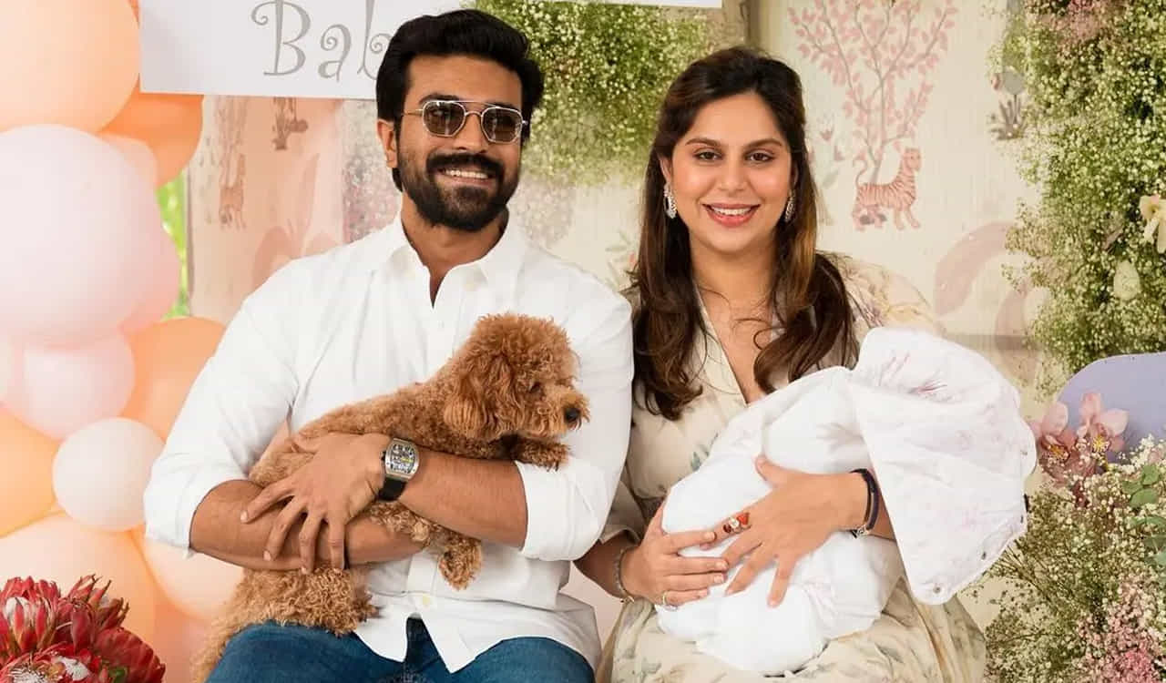 రామ్ చరణ్, ఉపాసన దంపతులకు ఈ మధ్యే ఓ పాప పుట్టిన విషయం తెలిసిందే. ఈ పాపకు ‘క్లింకారా’ అనే నామకరణం కూడా చేసారు. పాప పుట్టి ఆరునెలలు పూర్తైన నేపథ్యంలో చరణ్ దంపతులు తమ కుమార్తెతో కలిసి ముంబై లోని మహాలక్ష్మి అమ్మవారిని దర్శించుకున్నారు. గత నాలుగు రోజులుగా చరణ్ తన కుటుంబంతో పాటు ముంబైలోనే ఉంటున్నారు.