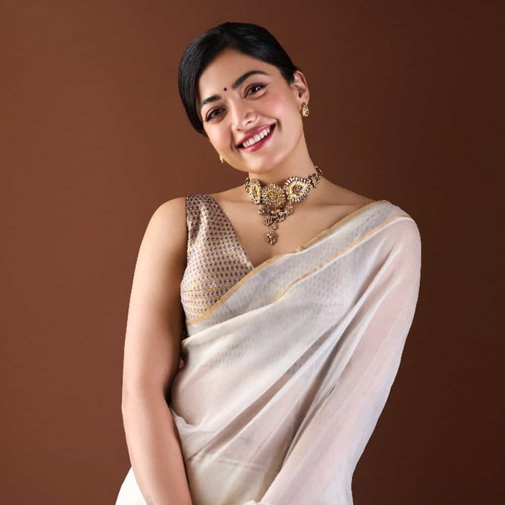 యానిమల్ విజయంతో రష్మిక మందన్న బాలీవుడ్లో హాట్ కేక్ అయిపోయారు.. ఆమె కోసం స్టార్ హీరోలు వేచి చూస్తున్నారు.. నిర్మాతలు క్యూ కడుతున్నారు.. అమ్మడి పర్ఫార్మెన్స్కు అంతా ఫిదా అయిపోయారు. ఇలాంటి సమయంలో టాలీవుడ్లో సినిమాలు చేస్తారా..? ప్రస్తుతం నటిస్తున్న పుష్ప 2 పక్కనబెడితే.. ఇంకేమైనా సినిమాలు ఒప్పుకుంటారా..? యానిమల్ తర్వాత రష్మిక ప్లానింగ్ ఏంటి..?