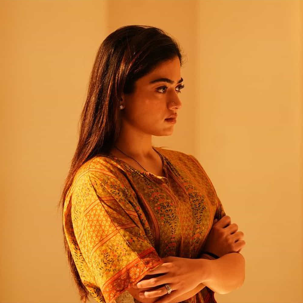 ఈ మధ్య అనారోగ్య కారణాల వల్ల సమంత కాస్త కామ్డౌన్ అయ్యారు. దాంతో సమంతను దృష్టిలో పెట్టుకుని రాసుకున్న కొన్ని కేరక్టర్లు రష్మిక వైపు మొగ్గాయి.