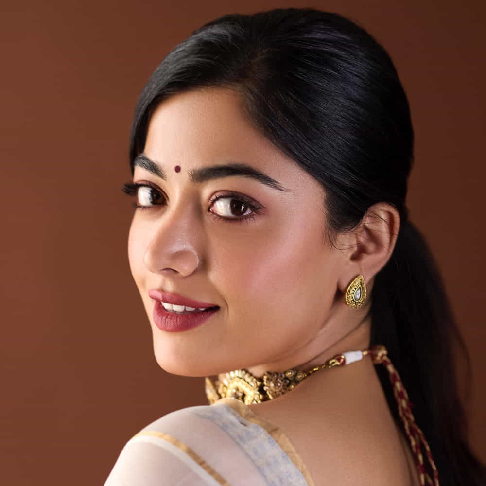యానిమల్ ముందు వరకు రష్మిక మందన్న కెరీర్ అంతంతమాత్రంగానే ఉంది. బాలీవుడ్లో చేసిన రెండు సినిమాలు పెద్దగా గుర్తింపు తీసుకురాలేదు.. ఇలాంటి టైమ్లో వచ్చిన యానిమల్తో అమ్మడి రేంజ్ మారిపోయింది. దెబ్బకు టాక్ ఆఫ్ ది ఇండస్ట్రీగా మారిపోయారు. యానిమల్ సక్సెస్తో అసలైన పాన్ ఇండియన్ హీరోయిన్గా మారిపోయారు ఈ బ్యూటీ.