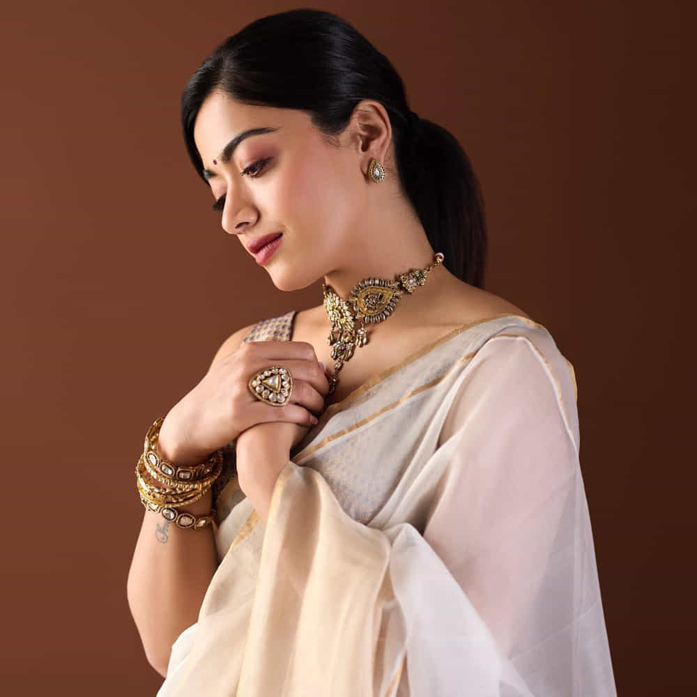సౌత్ సినిమాకు దూరంగా ఉండి.. బాలీవుడ్లో బిజీ అవ్వాలని చూస్తున్నారు రష్మిక. అందుకే పుష్ప 2తో పాటు మరో నాలుగు సినిమాలు చేస్తున్నా.. ఏ ఒక్కటి రీజినల్ సినిమా లేదు.. అన్నీ పాన్ ఇండియన్ లేదంటే లేడీ ఓరియెంటెడ్ సినిమాలే. గర్ల్ ఫ్రెండ్, రెయిన్ బో లాంటి లేడీ ఓరియెంటెడ్ సినిమాల్లోనూ నటిస్తున్నారు రష్మిక మందన్న. వీటితో ఈ బ్యూటీ మార్కెట్ పెరుగుతుందా అనేది ఆసక్తికరమే.