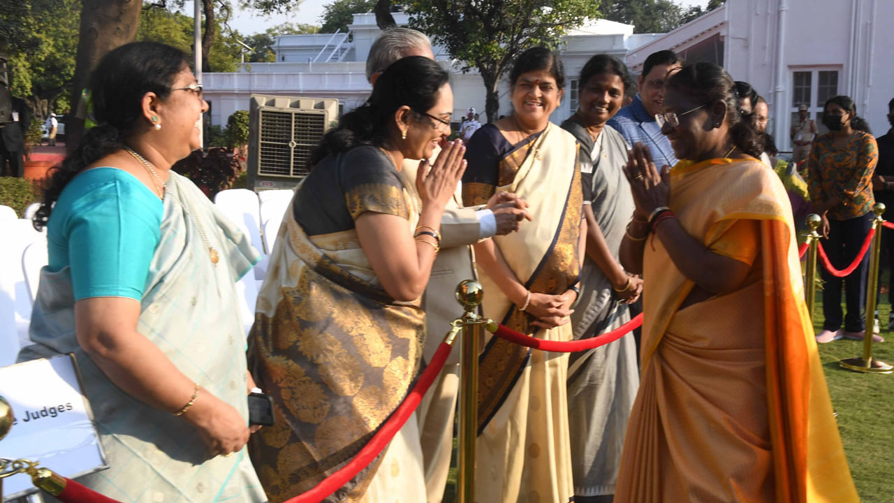 కాగా.. రాష్ట్రపతి ముర్ము శీతాకాల విడిది రేపటితో ముగియనుంది. ముర్ము శనివారం ఉదయం హైదరాబాద్ నుంచి ఢిల్లీ వెళ్లనున్నారు. 