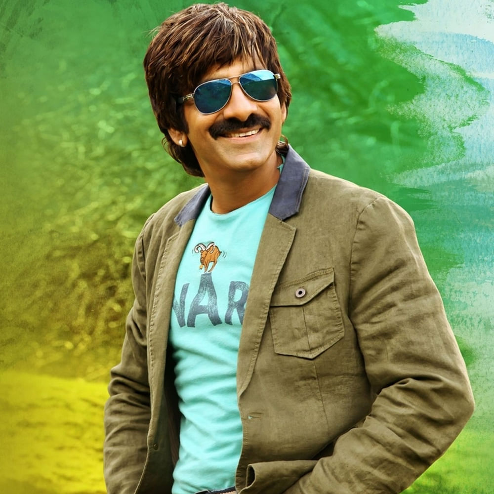 Ravi Teja: మరో మిరపకాయ్.. : ఈగల్ సినిమాతో సంక్రాంతికి రాబోతున్న రవితేజ.. ఆ లోపు మరో సినిమాను కూడా సెట్స్‌పైకి తీసుకెళ్లాలని చూస్తున్నారు. ఈ క్రమంలోనే గోపీచంద్ మలినేని దర్శకత్వంలో మొదలుపెట్టిన సినిమా అనుకోని కారణాలతో ఆలస్యమయ్యేలా కనిపిస్తుంది. అందుకే హరీష్ శంకర్ సినిమా పట్టాలెక్కిస్తున్నారు. ప్రస్తుతం ఈ సినిమాకు సంబంధించిన ఫోటోషూట్ వర్క్ నడుస్తుందని తెలుస్తుంది. షాక్, మిరపకాయ్ తర్వాత ఈ ఇద్దరూ కలిసి చేయబోయే మూడో సినిమా ఇది.