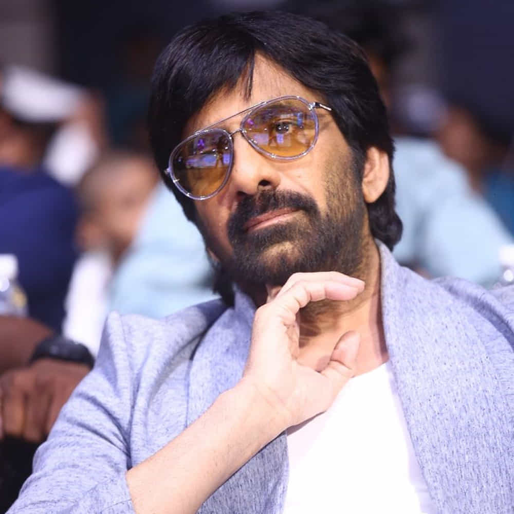 Mr Bachchan: ఉస్తాద్ భగత్ సింగ్ షూటింగ్కు బ్రేక్ పడటంతో రవితేజ హీరోగా సినిమా స్టార్ట్ చేశారు దర్శకుడు హరీష్ శంకర్. ఇటీవల అధికారికంగా ప్రకటించిన ఈ సినిమా ఆదివారం పూజా కార్యక్రమాలతో ప్రారంభమైంది. ఈ సినిమాకు మిస్టర్ బచ్చన్ అనే టైటిల్ను ఫిక్స్ చేశారు మేకర్స్. రియల్ లైఫ్లో అమితాబ్ బచ్చన్కు వీరాభిమాని అయిన రవితేజ, ఈ సినిమాలో బిగ్ బీ ఫ్యాన్స్గా నటిస్తున్నారు.
