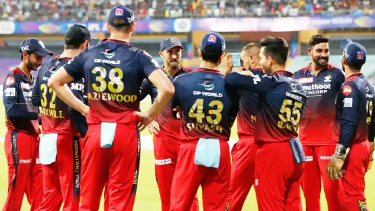 ఎందుకంటే ఈ వేలం ద్వారా RCB జట్టు మొత్తం 6గురు ఆటగాళ్లను కొనుగోలు చేయవచ్చు. అయితే, ఈ ఆరుగురు ఆటగాళ్లలో ముగ్గురు విదేశీ ఆటగాళ్లతో తలపడాల్సి ఉంటుంది. అయితే, ఇప్పుడు ఆర్సీబీ వద్ద రూ.23.25 కోట్లు ఉన్నాయి. అయితే, ఆటగాళ్లను తెలివిగా ఎంపిక చేసుకోవాల్సి ఉంటుంది.
